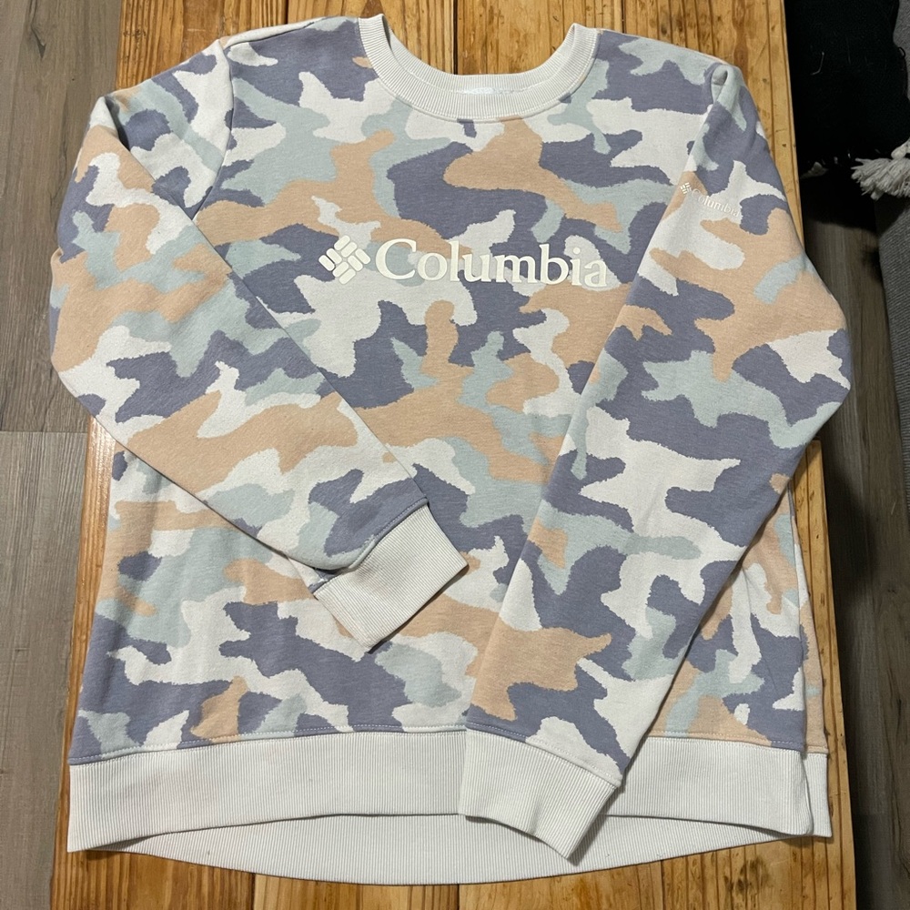 Women’s Columbia camo sweatshirt size large